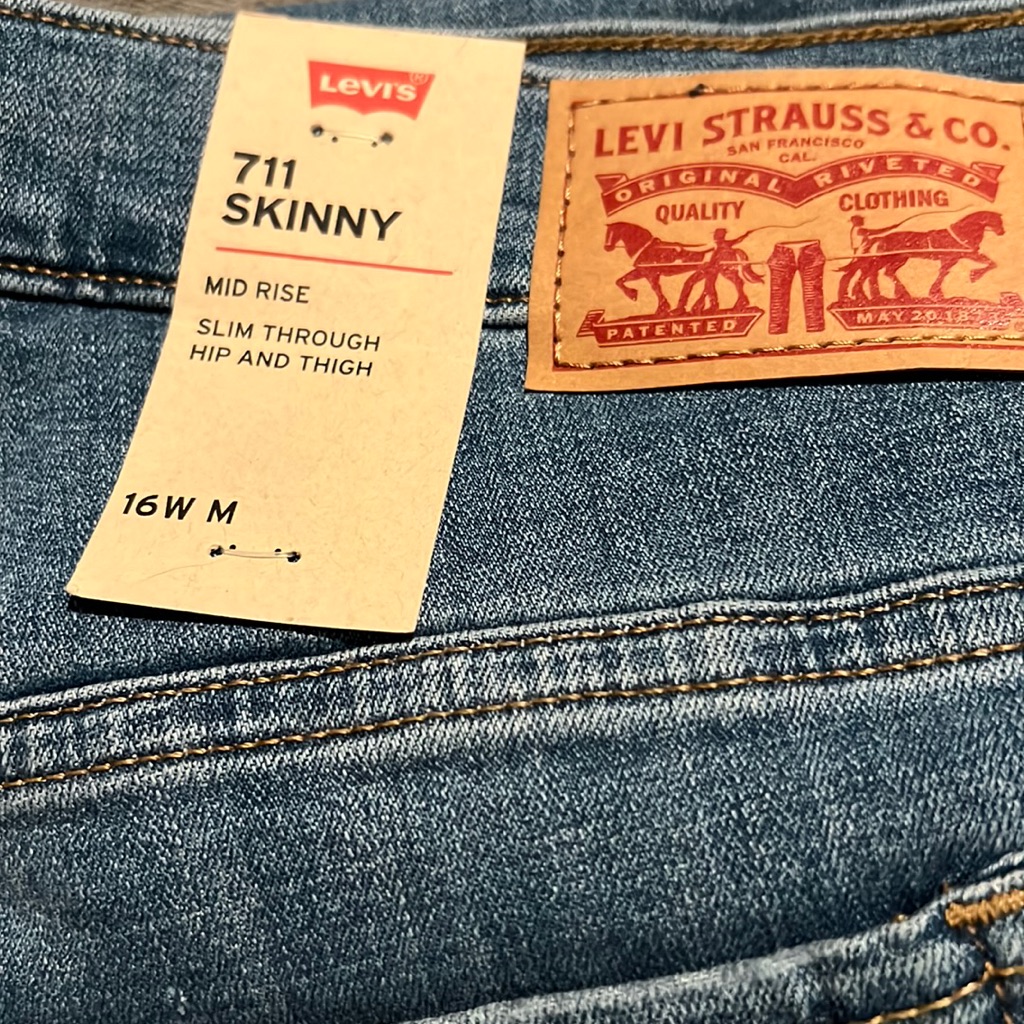 Levis 711